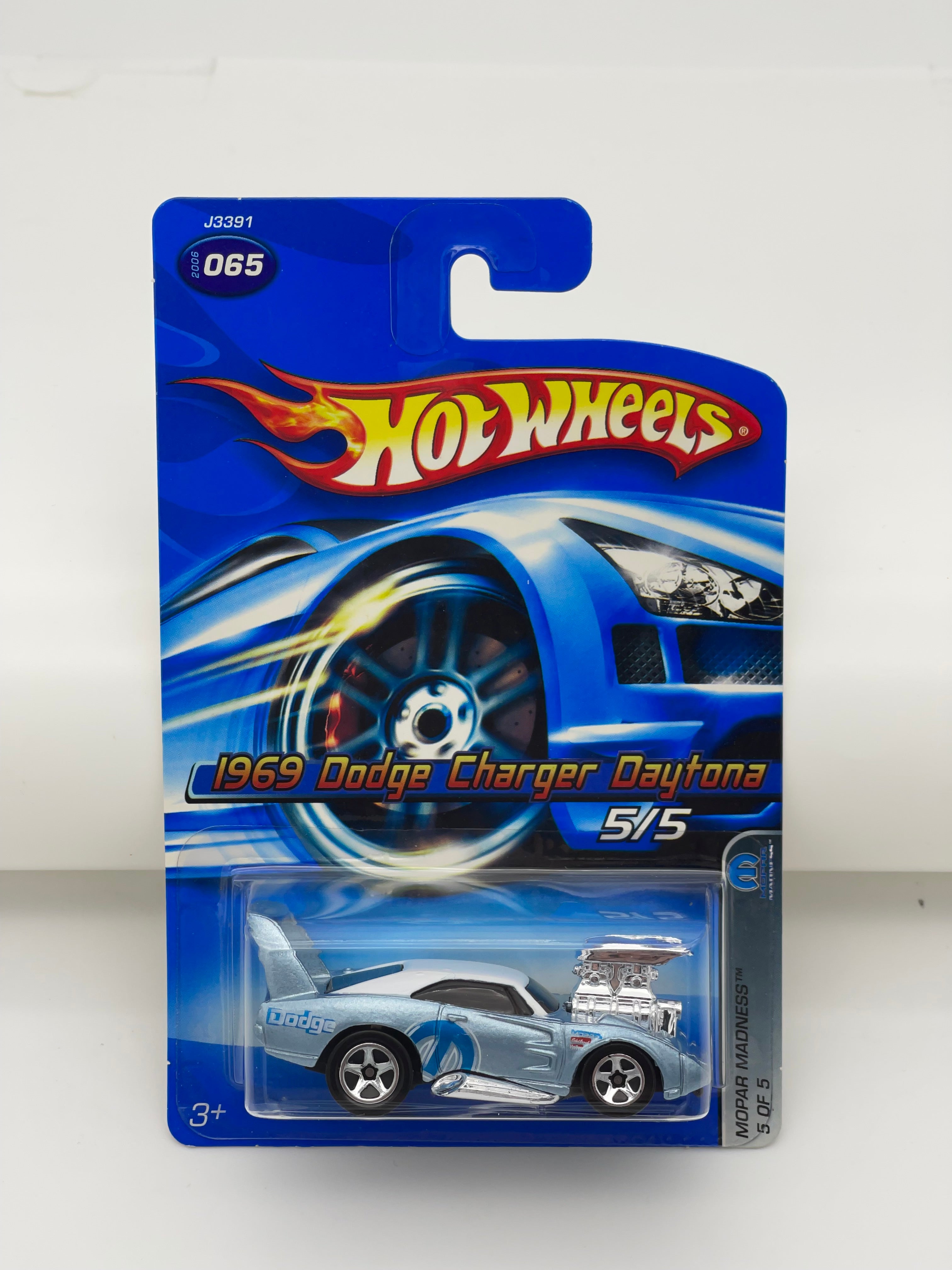 Hot Wheels 69 Dodge Charger Daytona Hot Box Cars